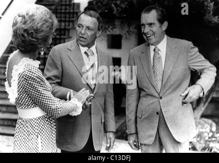 Pat Nixon, Frank Sinatra, le président Richard Nixon à la Maison blanche de l'Ouest, début des années 70 Banque D'Images