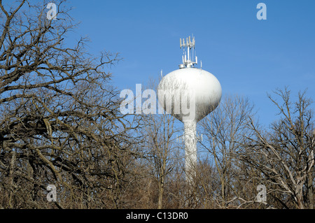 Un double objectif téléphone cellulaire et château d'eau. Banque D'Images