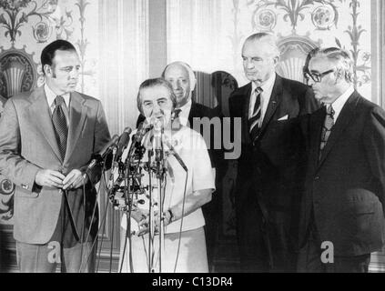 Premier Ministre israélien Golda Meir lors d'une conférence de presse après avoir assuré les sénateurs américains qu'Israël voulait ni nécessaire ni les troupes américaines. Derrière Meir, de gauche : les sénateurs Charles Goodell, Jacob Javits, Stuart Symington, Abraham Ribicoff, Washington DC, le 18 septembre 1970 Banque D'Images