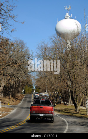 La montée du chariot vers la menace d'une double fonction téléphone cellulaire et château d'eau. Banque D'Images