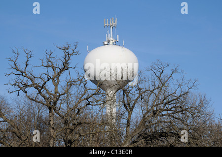 Un double objectif téléphone cellulaire et château d'eau. Banque D'Images