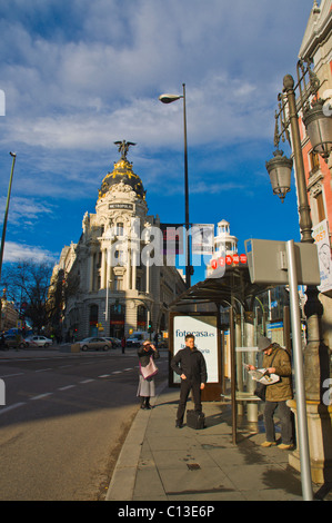 Arrêt de bus le long de la Calle de Alcala, dans le centre de Madrid Espagne Europe Banque D'Images