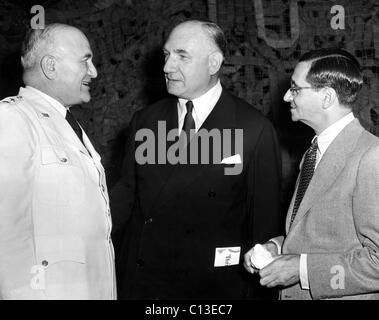 Irving Berlin, le général Irving J. Phillipson et Albert Warner assister à Hollywood Premiere de C'est l'armée, CA, 07-28-1943. Banque D'Images