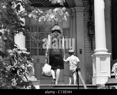 Jacqueline Kennedy et John F. Kennedy Jr., à monter les marches de l'hôtel house Banque D'Images