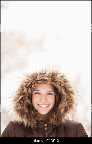 USA, Utah, Léhi, Portrait de jeune femme portant manteau à capuchon de fourrure Banque D'Images