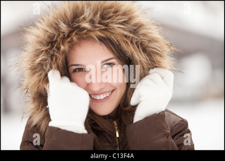 USA, Utah, Léhi, Portrait de jeune femme portant manteau à capuchon de fourrure Banque D'Images