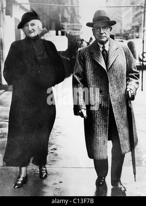 La famille Rockefeller. De gauche : Abby Aldrich Rockefeller et mari John D. Rockefeller Jr. sur leur façon de voter aux élections de l'état, la ville de New York, New York, 5 novembre 1935. Banque D'Images