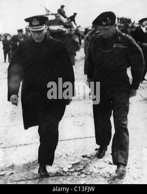 La Seconde Guerre mondiale. Le roi George VI d'Angleterre et le général britannique sir Bernard L. Montgomery, Normandie, France, le 16 juin 1944. Banque D'Images