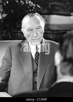 Rapports de la SCS, à l'Ouest le chancelier allemand Konrad Adenauer de parler à Daniel Schorr, 'Allemagne Depuis Hitler : Adenauer Résume' (diffusé le 6 février 1963), 1959- Banque D'Images