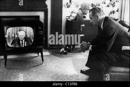 Lyndon Johnson. Le sénateur américain (et futur président des Etats-Unis) Lyndon Johnson nous regarde le président de la Chambre, Sam Rayburn (à la télévision) le nommer en tant que candidat à l'élection présidentielle démocratique, Convention Nationale Démocratique, Los Angeles, Californie, Juillet, 1960. Banque D'Images