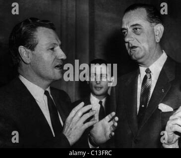 LBJ. Nous futur Vice-Président Nelson Rockefeller et le sénateur du Texas (futur président américain Lyndon Johnson), de discuter entre nous de la Défense, Banque D'Images