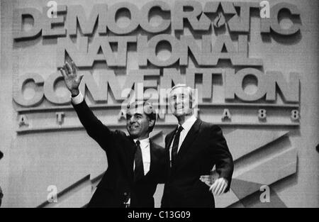 Campagne présidentielle de 1988. Candidat à la présidence démocrate et gouverneur du Massachusetts Michael Dukakis avec colistier et sénateur Lloyd Bentsen à la Convention Nationale Démocratique, Atlanta, Géorgie, juillet, 1988. Banque D'Images