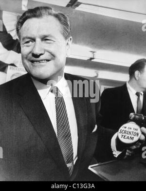 La famille Rockefeller. S'étant retirée de la course pour la nomination présidentielle des Républicains, gouverneur de New York Nelson Rockefeller fait la promotion de la candidature de New York Gouverneur William Scranton avec un bouton 'lecture je suis sur l'équipe de Blueberry', New York, 16 juin 1964 Banque D'Images