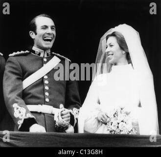 La princesse Anne (à droite), et son mari, le lieutenant Mark Phillips (à gauche), à la suite de leur cérémonie de mariage, à Buckingham Palace, Banque D'Images