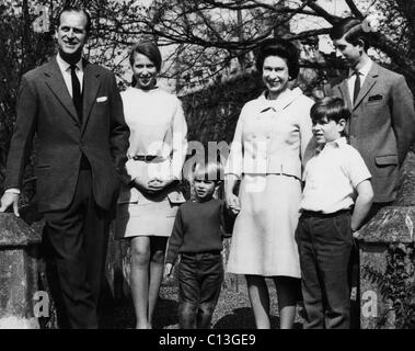 La famille royale britannique. De gauche à droite : le prince Philip, duc d'Édimbourg, Anne, Princesse royale d'Angleterre, futur comte de Wessex, Prince Edward, la reine Elizabeth II d'Angleterre, futur Duc d'York, le Prince Andrew, le Prince Charles de galles, célébrant le 42e anniversaire de la Reine, Frogmore, Windsore, Angleterre, avril, 1968. Banque D'Images