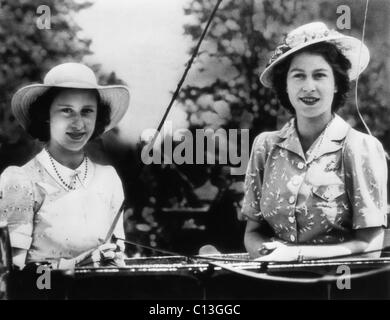 La famille royale britannique. Comtesse de Snowdon Future Princesse Margaret et future reine d'Angleterre la princesse Elizabeth au Royal Horse Show de Windsor, le 27 mai 1944. Banque D'Images