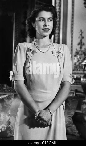 La Couronne britannique. Future reine d'Angleterre la princesse Elizabeth dans le salon blanc du palais de Buckingham, Londres, Angleterre, 1947. Banque D'Images