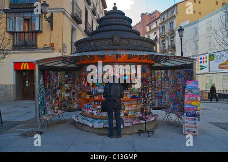 Vente Kiosque magazines à Plaza de Isabel II square Madrid Espagne Europe Banque D'Images