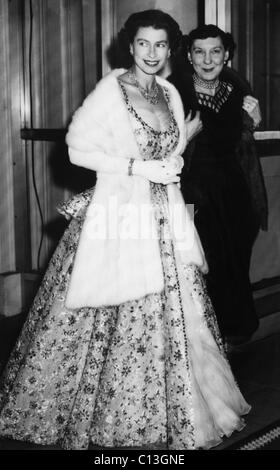 La Couronne britannique. La reine Elizabeth II d'Angleterre et première dame Mamie Eisenhower, Maison Blanche, Washington, D.C., 1957. Banque D'Images