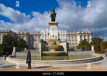 Tourist posant devant la statue de Felipe IV et le Palais Royal palais royal Plaza de Oriente Madrid Espagne Europe centrale Banque D'Images