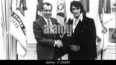 Richard Nixon se réunit avec Elvis Presely au Bureau Ovale, Décembre, 1970. Banque D'Images