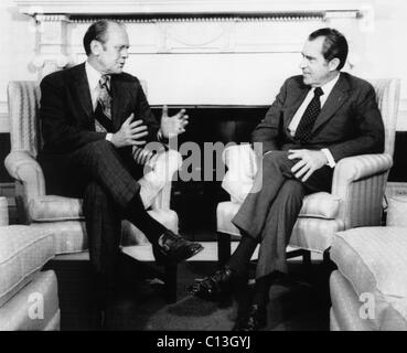 1973 Présidence des États-Unis. Vice-président (et futur président américain Gerald Ford) entretiens avec le président Richard Nixon dans le bureau ovale, Washington, D.C., Décembre, 1973. Banque D'Images