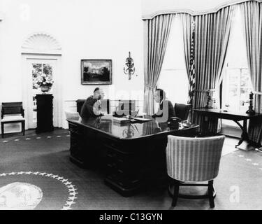 1974 Présidence des États-Unis. Vice-président (et futur président américain Gerald Ford) entretiens avec le président Richard Nixon dans le bureau ovale, Washington, D.C., août, 1974. Banque D'Images