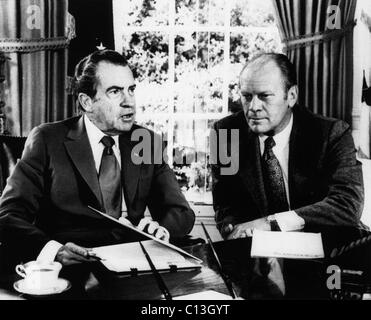 1973 Présidence des États-Unis. Le président Richard Nixon dans le bureau ovale avec le Vice-président (et futur président américain Gerald Ford), Washington, D.C., Octobre, 1973. Banque D'Images