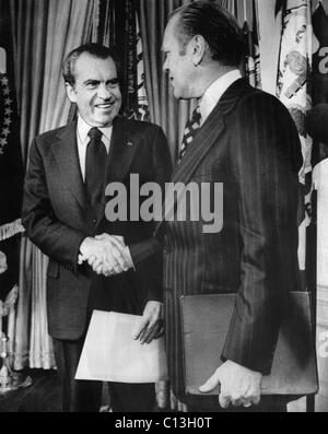 1973 Présidence des États-Unis. Le président Richard Nixon serre la main du nouveau Vice-président (et futur président) Gerald Ford, 1973. Banque D'Images