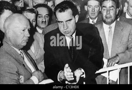 1959 Guerre froide. De gauche à droite : Le Premier ministre soviétique Nikita Khrouchtchev, Vice-Presdient (et futur président des États-Unis), Richard Nixon (futur Premier ministre soviétique Leonid Brejnev) au cours de la 'Cuisine' débat, Moscou, Union Soviétique (Russie), juillet 1959. Banque D'Images