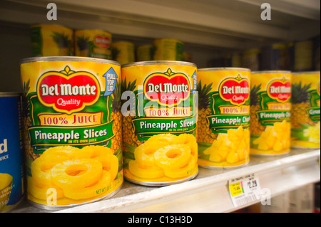 Boîtes de Del Monte Foods les fruits en conserve sont vus sur une étagère de supermarché à New York Banque D'Images