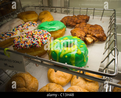Assortiment de beignets sont vus dans un supermarché boulangerie à New York le samedi, 5 mars 2011. (© Richard B. Levine) Banque D'Images