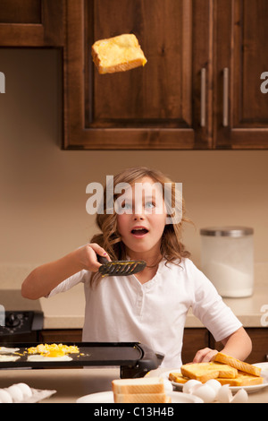 USA, Utah, Léhi, Girl (10-11) renversant toast en cuisine Banque D'Images