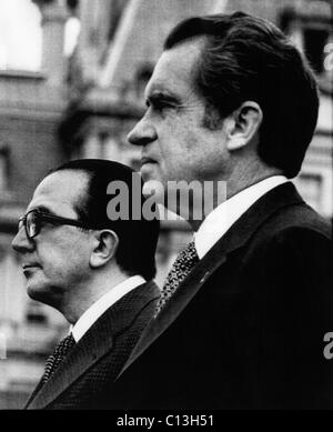 La présidence de Nixon. Le Premier ministre italien Giulio Andreotti avec nous le président Richard Nixon, précédant les discussions programmées à la Maison Blanche, Washington, D.C., 1973 Banque D'Images