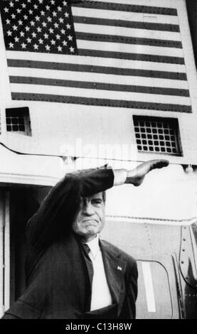 La présidence de Nixon. L'ancien président américain Richard Nixon dit au revoir depuis les marches de son hélicoptère à l'extérieur de la Maison Blanche le jour de sa démission, Washington D.C., le 9 août 1974. Banque D'Images