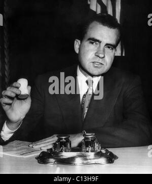 La vice-présidence de Nixon. Vice-président (et futur président des Etats-Unis) Richard Nixon à la tribune dans l'enceinte du Sénat, holding Banque D'Images