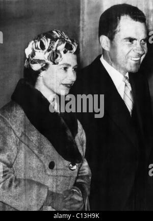 La vice-présidence de Nixon. Vice-président (et futur président des Etats-Unis) Richard Nixon avec la reine Elizabeth II d'Angleterre avant d'une cérémonie à la Cathédrale St Paul, Londres, Angleterre, 1958. Banque D'Images