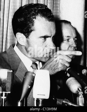 La vice-présidence de Nixon. Vice-président (et futur président des Etats-Unis) Richard Nixon lors d'une conférence de presse au cours de sa campagne pour la nomination présidentielle des Républicains, Camden, NJ, 1960. Banque D'Images