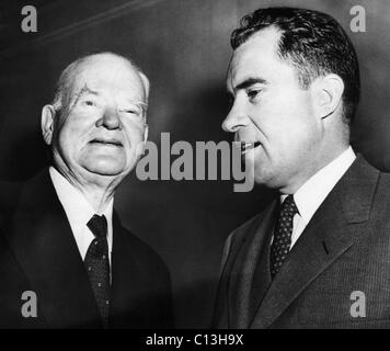 Présidents des USA. L'ancien Président des États-Unis Herbert Hoover se réunit avec le Vice-président (et futur président des Etats-Unis) Richard Nixon à dans la ville de New York, 1956. Banque D'Images