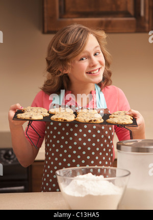 USA, Utah, Léhi, Portrait of Girl (10-11) holding biscuits dans la cuisine Banque D'Images