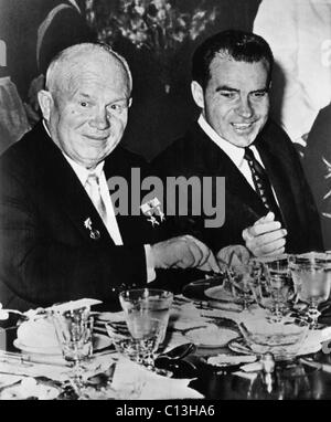 La vice-présidence de Nixon. Le Premier ministre soviétique Nikita Khrouchtchev lors d'un dîner avec le Vice-président (et futur président des États-Unis Richard Nixon) à l'ambassade des États-Unis à Moscou, Union soviétique, 1959. Banque D'Images