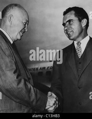 Présidents des USA. Le président américain Dwight D. Eisenhower se serrer la main avec le Vice-président (et futur président des États-Unis Richard Nixon), vers 1950. Banque D'Images