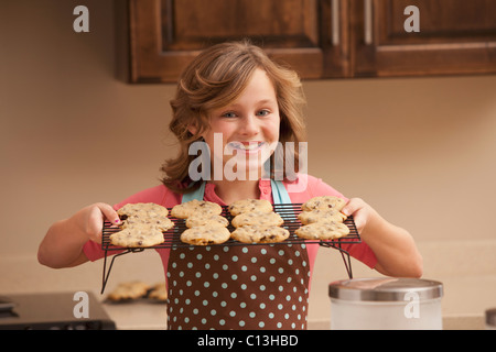 USA, Utah, Léhi, Portrait of Girl (10-11) holding biscuits dans la cuisine Banque D'Images