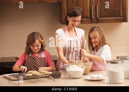 USA, Utah, Léhi, mère avec ses filles (10-11) dans la cuisine Banque D'Images