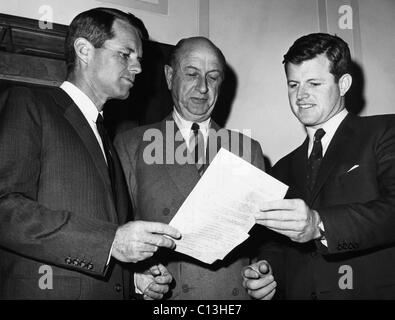 De gauche à droite, le procureur général Robert F. Kennedy, ancien président de la Banque mondiale, Eugene Black, le sénateur Edward Kennedy, discuter de futur site de John F. Kennedy Library, 13 janvier, 1964 Banque D'Images