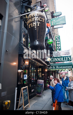 Le bar irlandais pinte parfaite dans Midtown à New York Banque D'Images