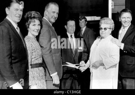 Gouverneur Ronald Reagan, Nancy Reagan, Vice-président Spiro Agnew, directeur de l'hôpital Glen Bailey, Mme Martin Anthony Sinatra, Frank Sinatra à l'ouverture de l'hôpital Désert de Palm Springs, 1/15/71 Banque D'Images