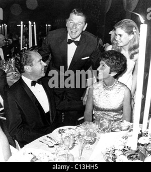 Le président élu gouverneur de Richard Nixon, Ronald Reagan, Nancy Reagan, Tricia Nixon au dîner d'état de gouverneurs républicains Conférence à Palm Springs, Californie, 12/6/68 Banque D'Images