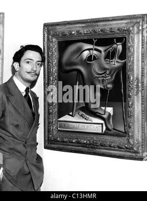 Salvador Dali, exhibant sa pièce intitulée "soft Self Portrait" à la Julien Levy Gallery de New York, ca. 1941 Banque D'Images