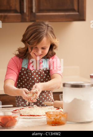 USA, Utah, Léhi, Girl (10-11) la préparation de pizza dans la cuisine Banque D'Images